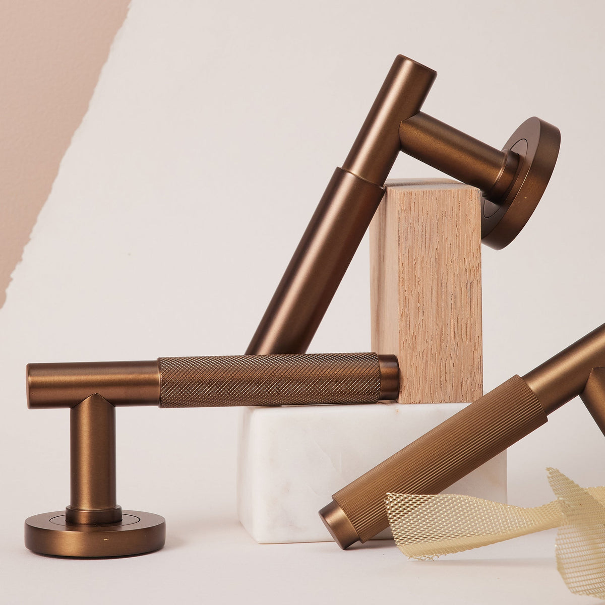 Lola Lever Bronze — view 4