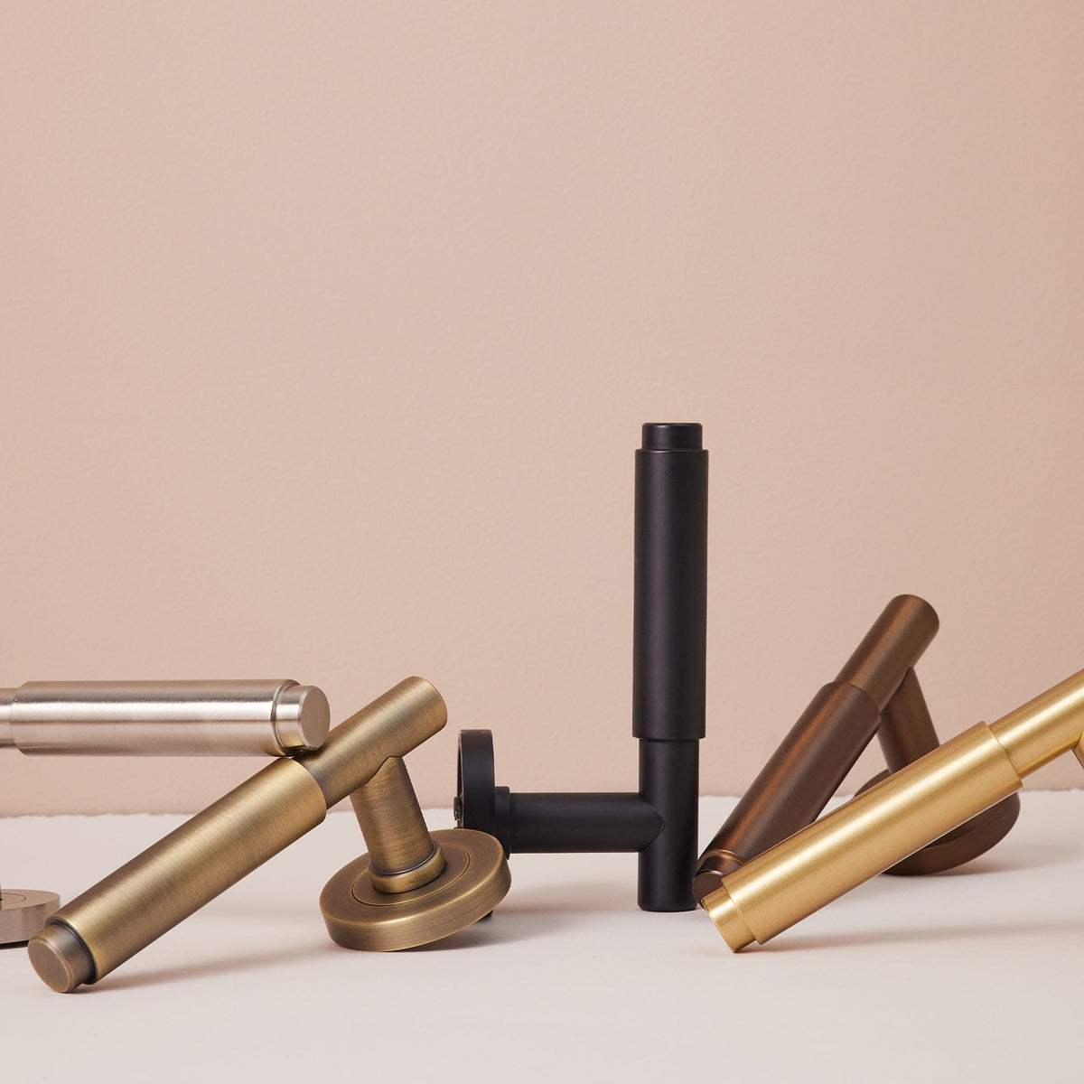 Lola Lever Black — view 4