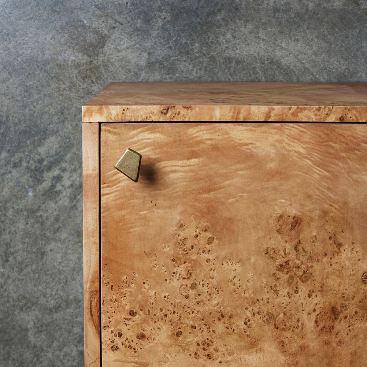 Outline_D Knob Tumbled Brass — view 3
