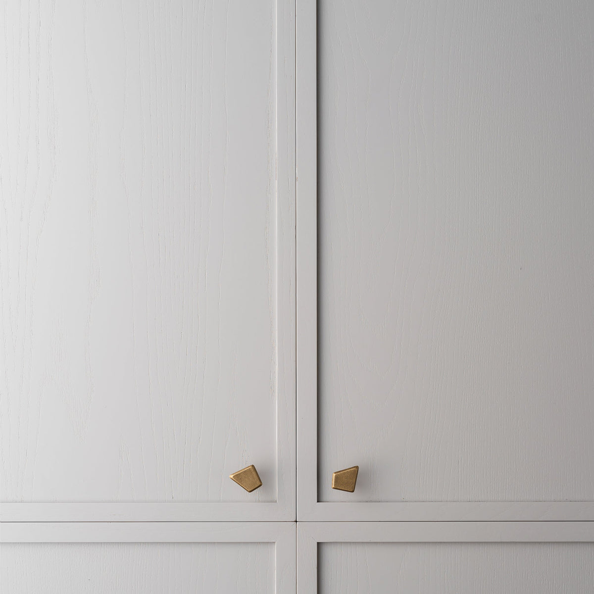 Outline_D Knob Tumbled Brass — view 5