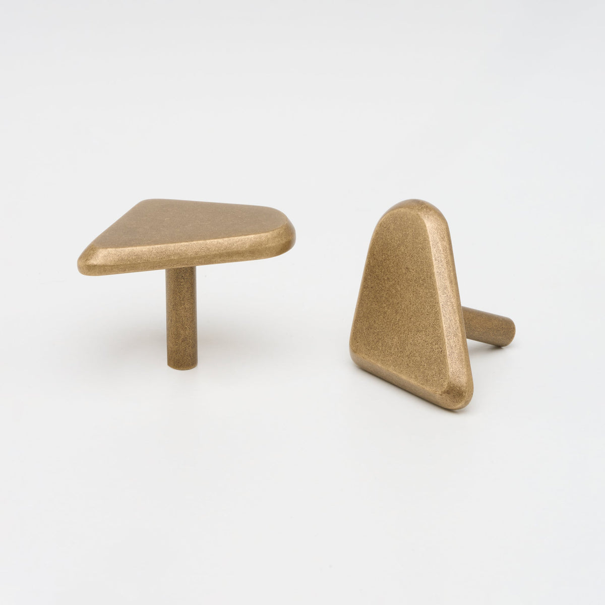 Outline_C Knob Tumbled Brass — view 1