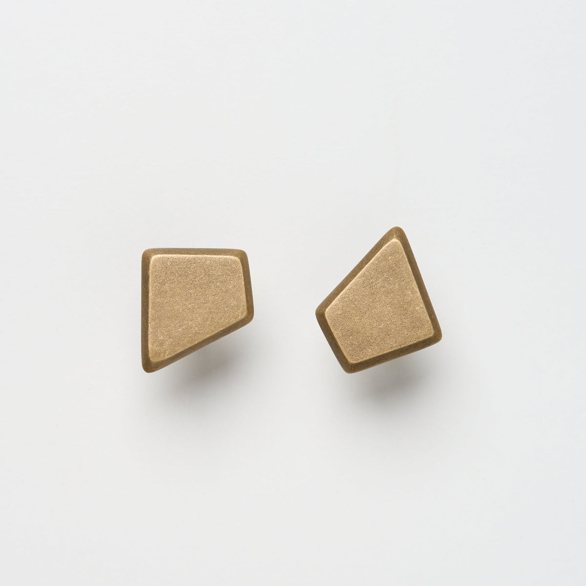 Outline_D Knob Tumbled Brass — view 2