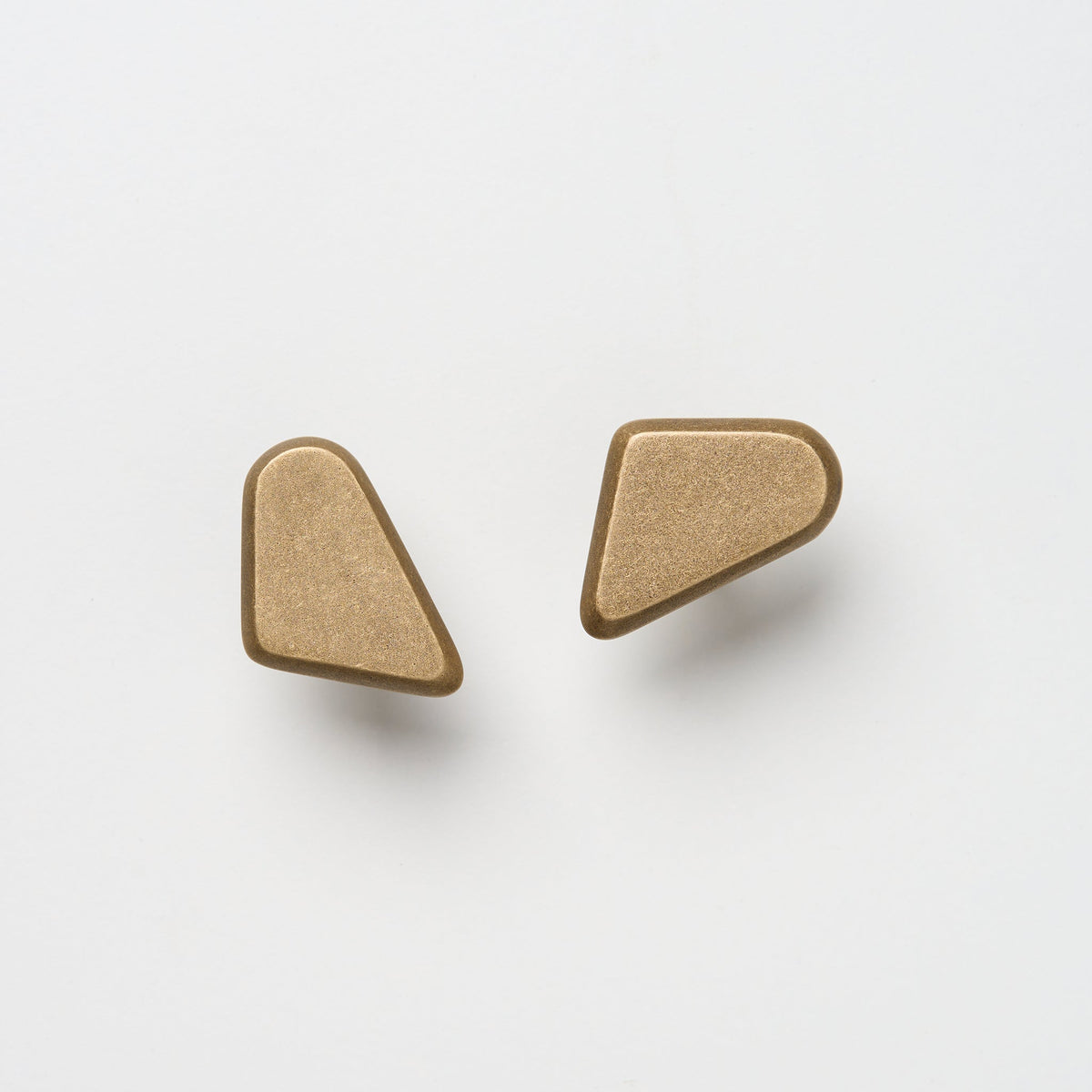 Outline_C Knob Tumbled Brass — view 2
