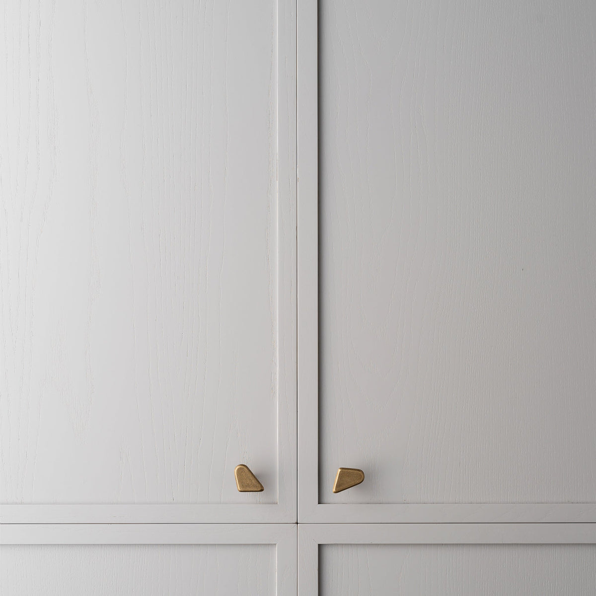 Outline_C Knob Tumbled Brass — view 5