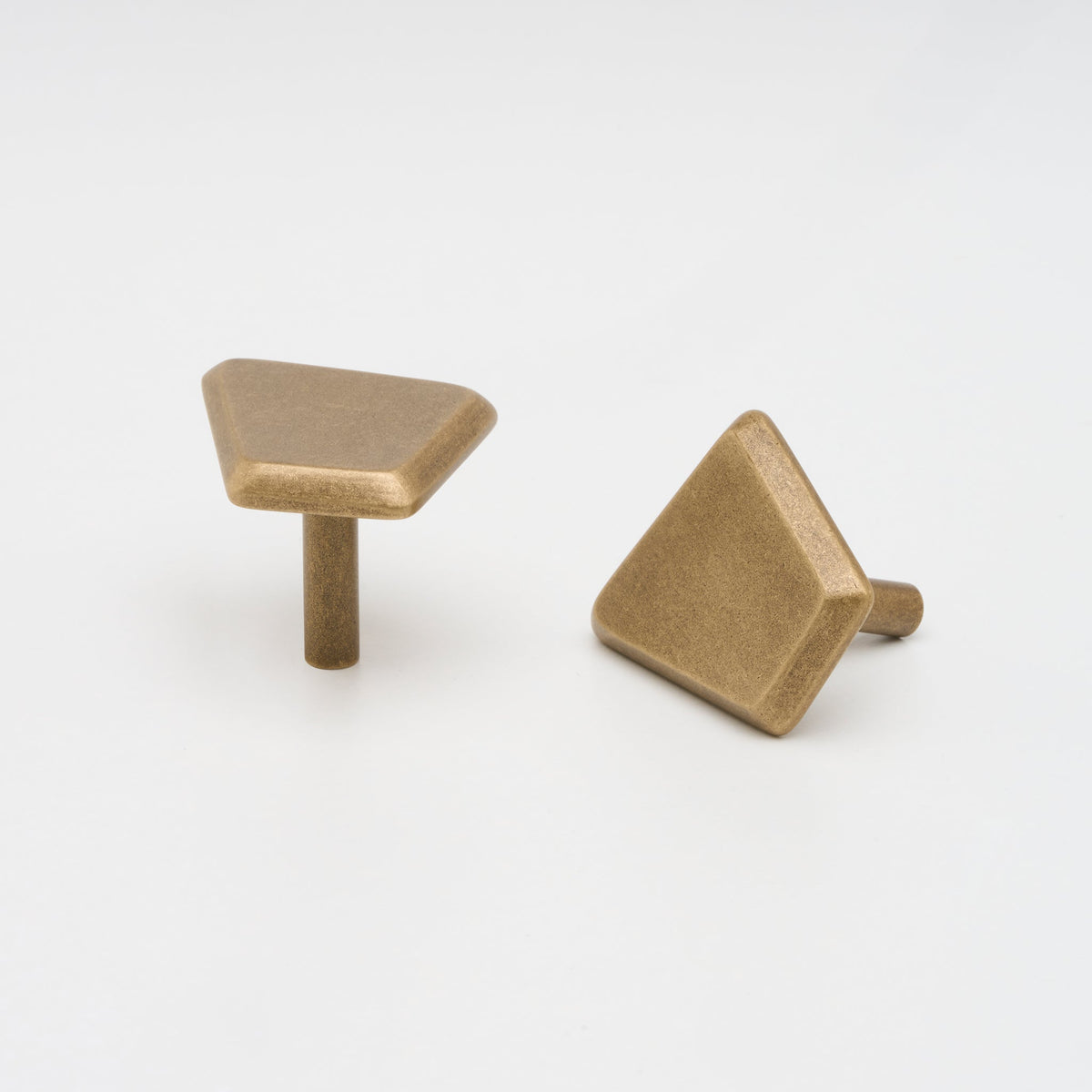 Outline_D Knob Tumbled Brass — view 1