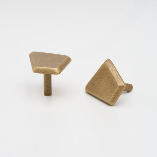 Outline_D Knob Tumbled Brass — view 1