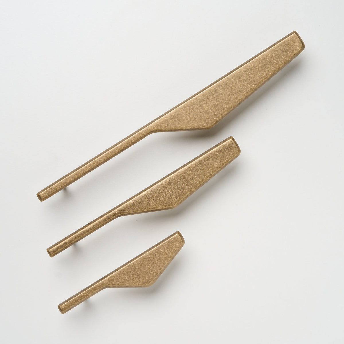 Outline_D Handle Tumbled Brass — view 1